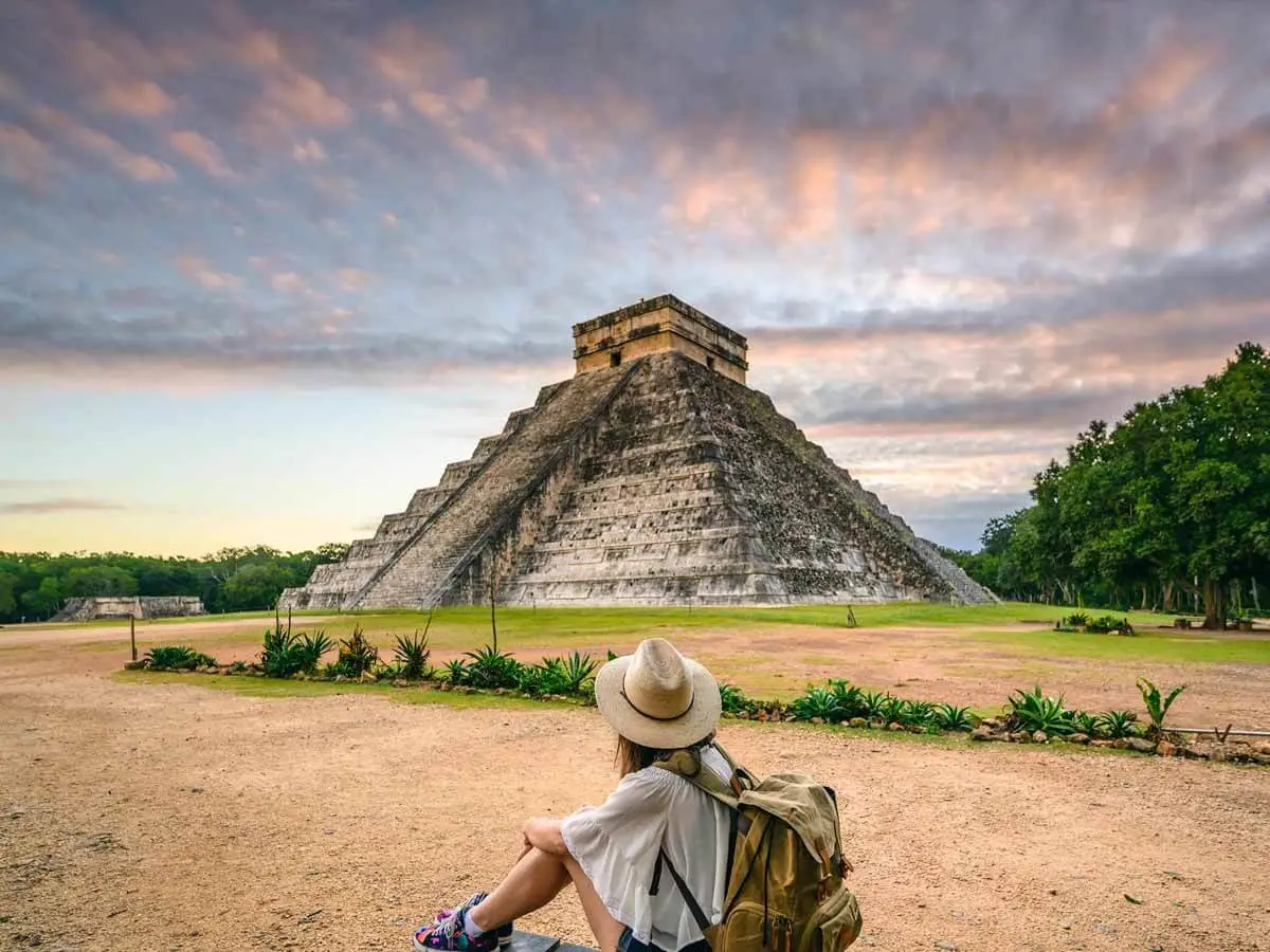 Vista completa de la Pirámide de Kukulcán, también conocida como El Castillo