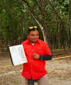 Julio, guia certificada por el INAH, explicando la historia maya