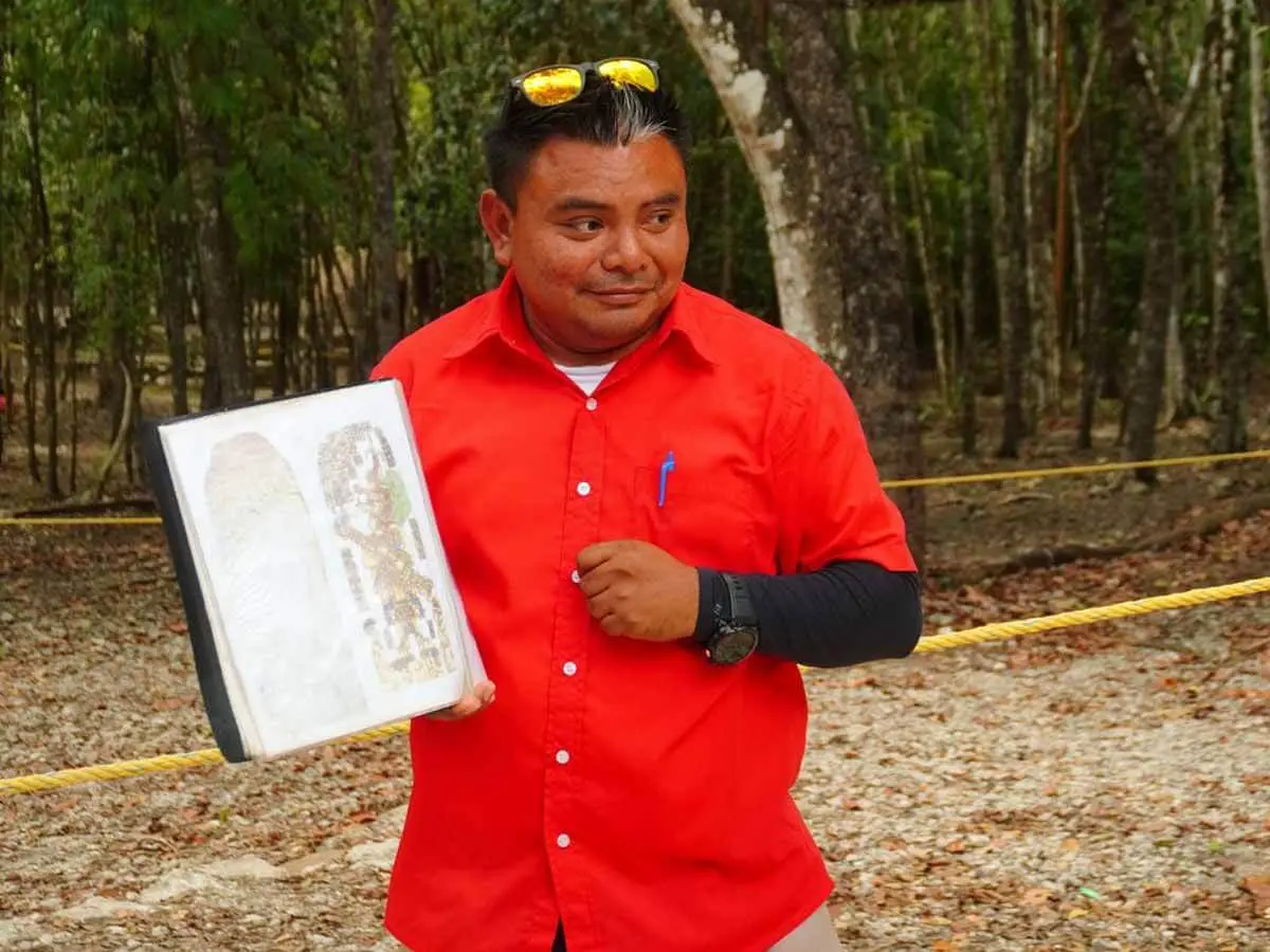 Nicolas explicando sobre la civilización maya